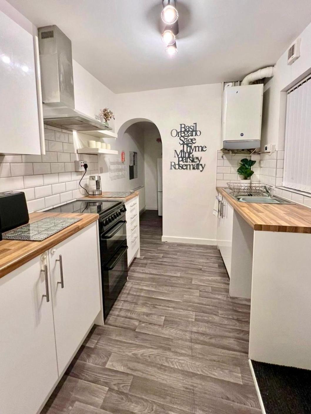 Spacious 3-Bedroom Family Home In Ince Екстер'єр фото