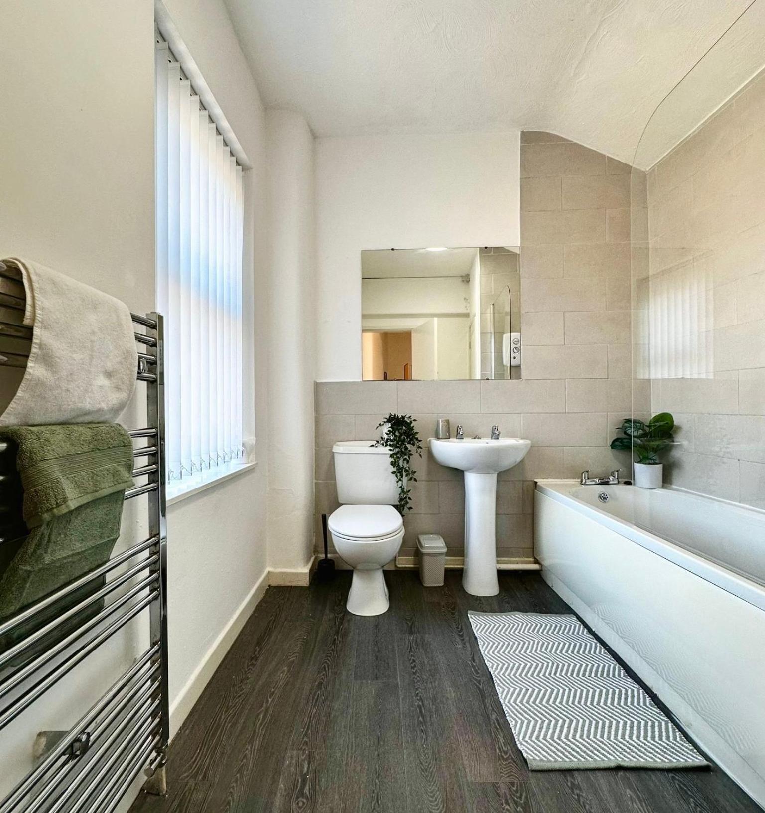 Spacious 3-Bedroom Family Home In Ince Екстер'єр фото