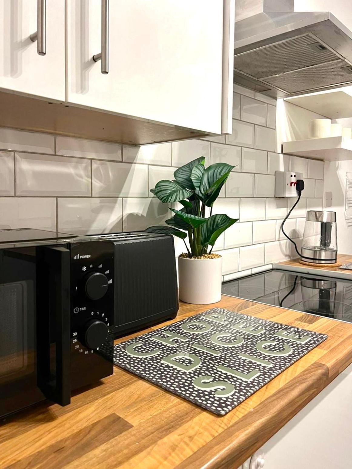 Spacious 3-Bedroom Family Home In Ince Екстер'єр фото